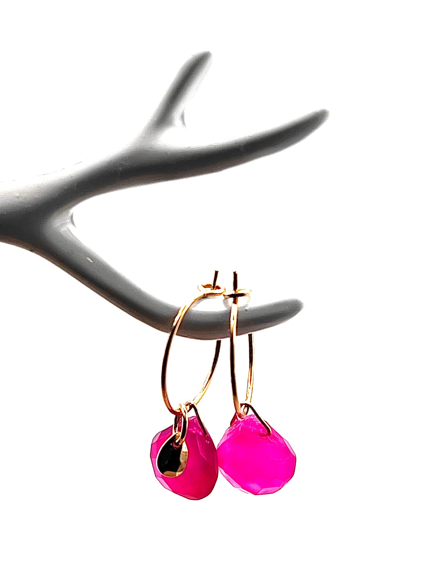 Petites créoles Agate rose fushia.