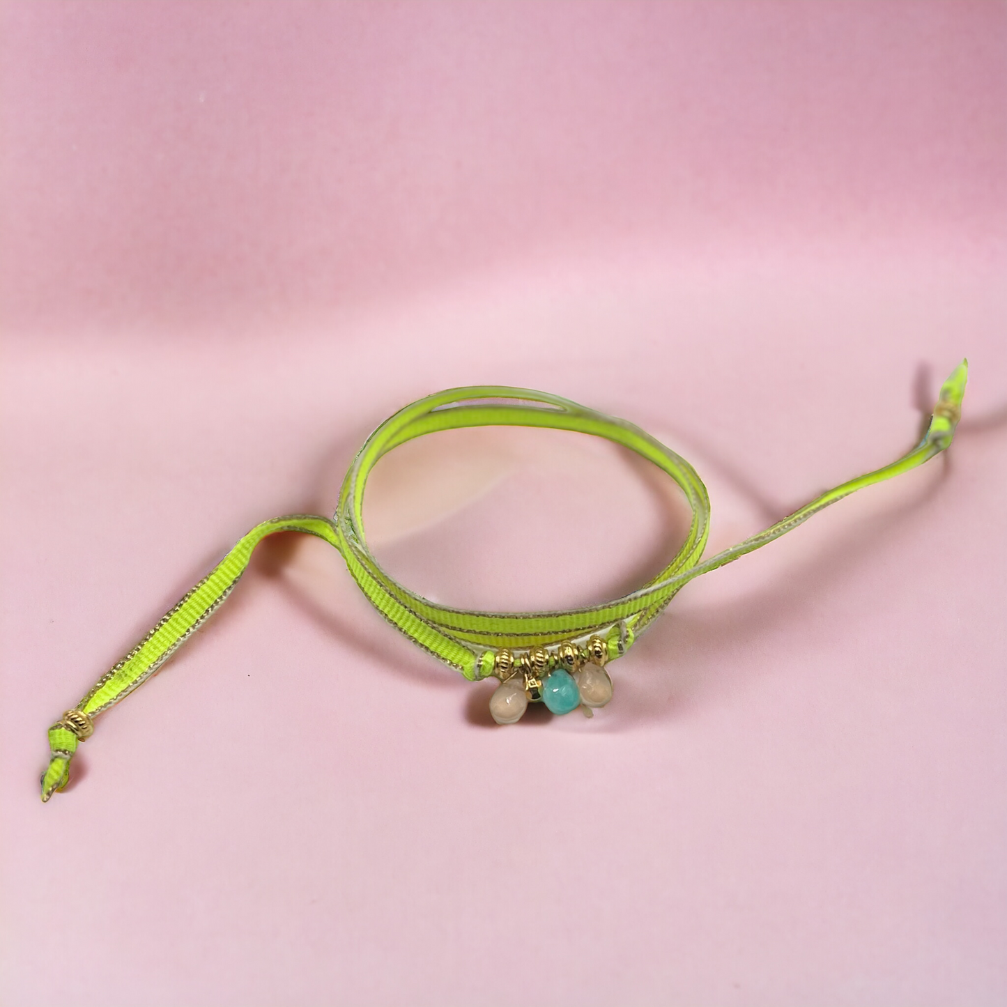 Bracelet fluo trois tours.