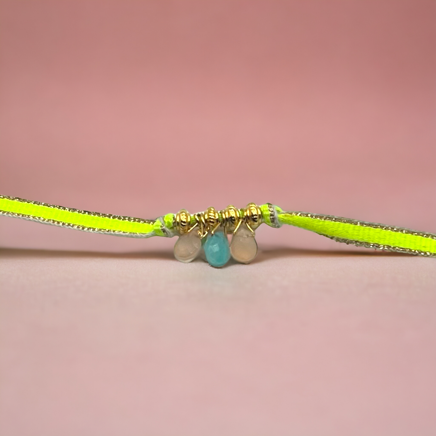 Bracelet fluo trois tours.